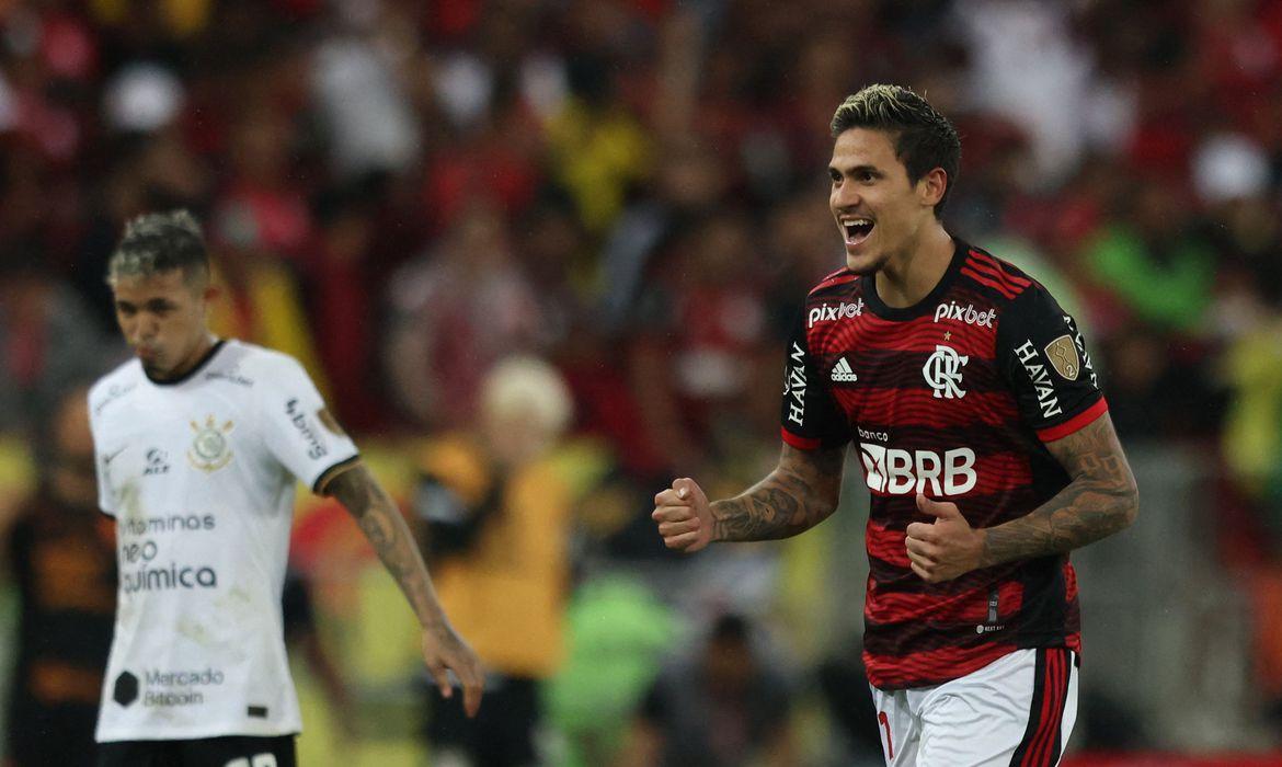 Pedro garante vitória de 1 a 0 em Maracanã lotado (Reuters/ Sergio Moraes)