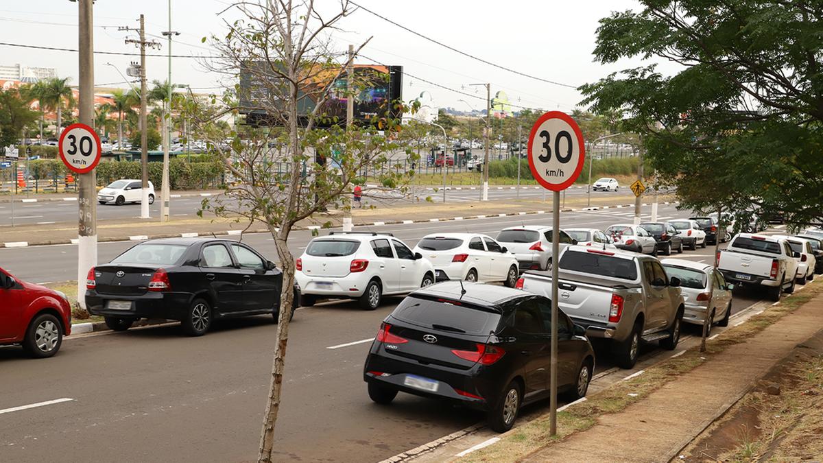 Motoristas utilizam rua próxima a shopping de Campinas para não terem que pagar para estacionar no interior do centro comercial: alternativa para cortar gastos (Dominique Torquato)