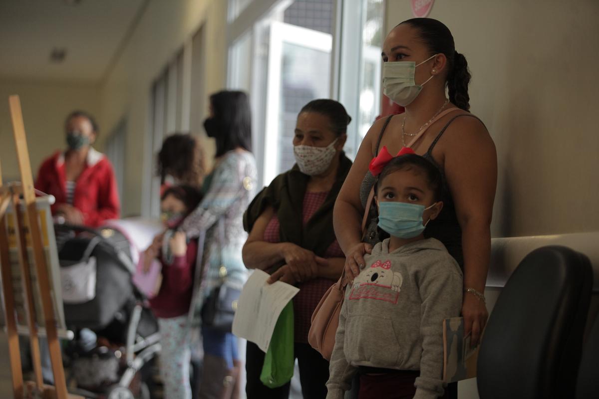 Mães com os seus filhos aguardam a vez na fila da campanha de multivacinação em Campinas, sem saber se o estoque de vacinas será suficiente: meta de cobertura vacinal é de 90% (Kamá Ribeiro)