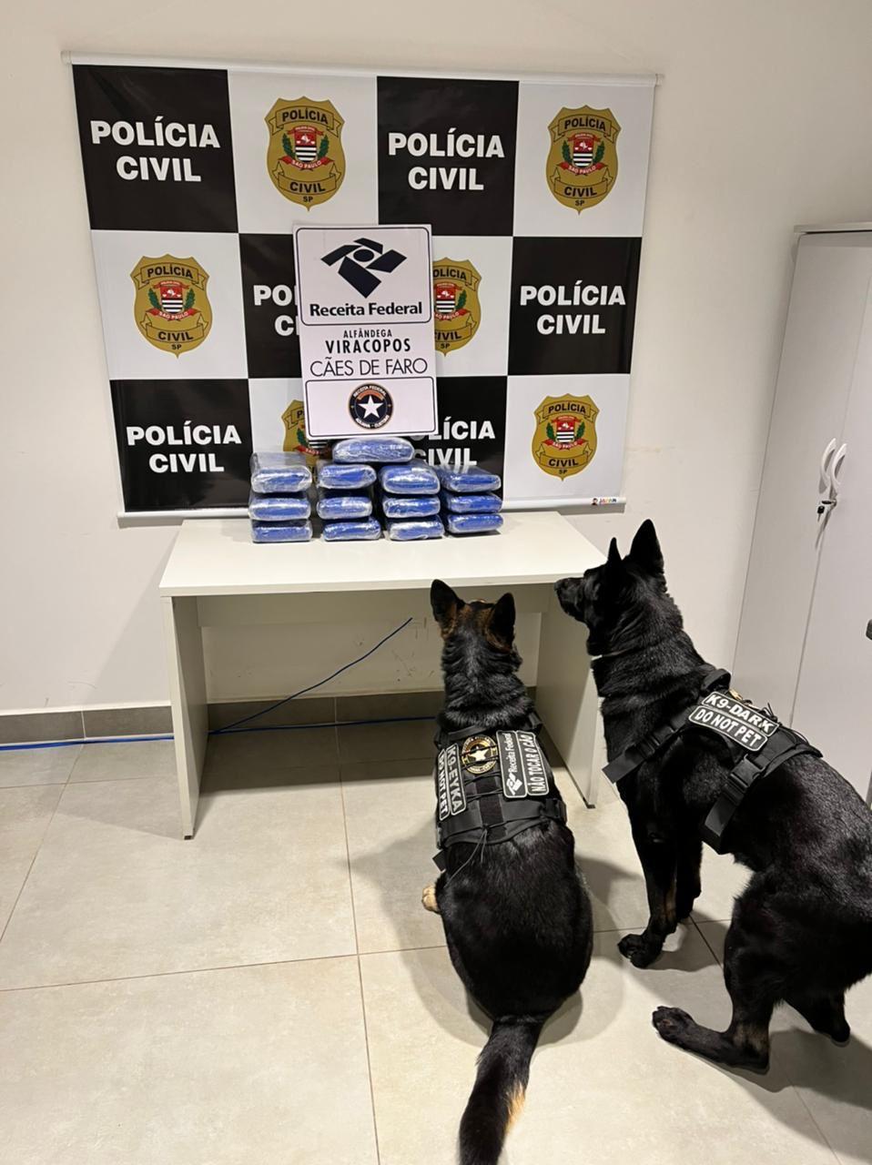 Durante a inspeção das bagagens, os cães farejadores indicaram a presença das drogas em uma das bagagens (Divulgação)