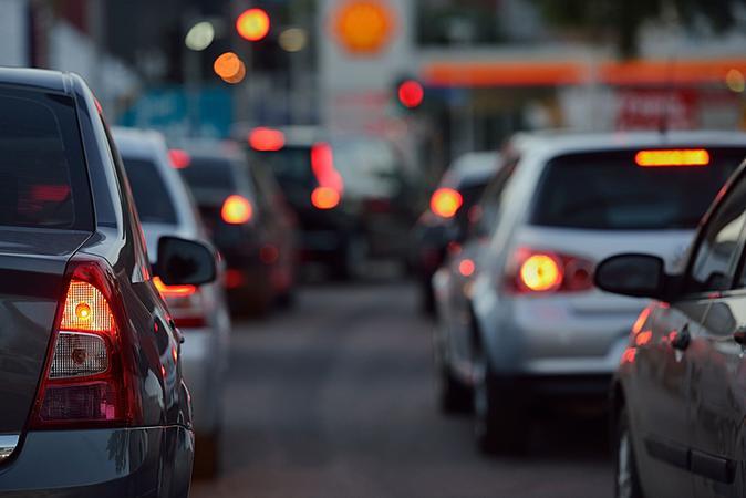 É preciso investir em estratégias para desestimular o uso do carro, que polui a atmosfera e impacta o trânsito nas grandes cidades (Divulgação)