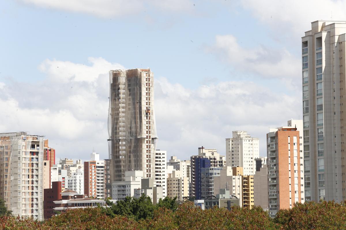 Prédio em construção na região do Taquaral é exemplo do novo ciclo de verticalização urbana em curso em Campinas (Gustavo Tilio)