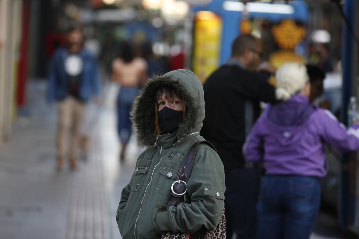 Mulher com casaco pesado enfrentava o vento gelado nas ruas do Centro da cidade ontem; as madrugadas, até sábado, ainda seguem frias, por volta dos 10ºC no horário do amanhecer (Gustavo Tilio)