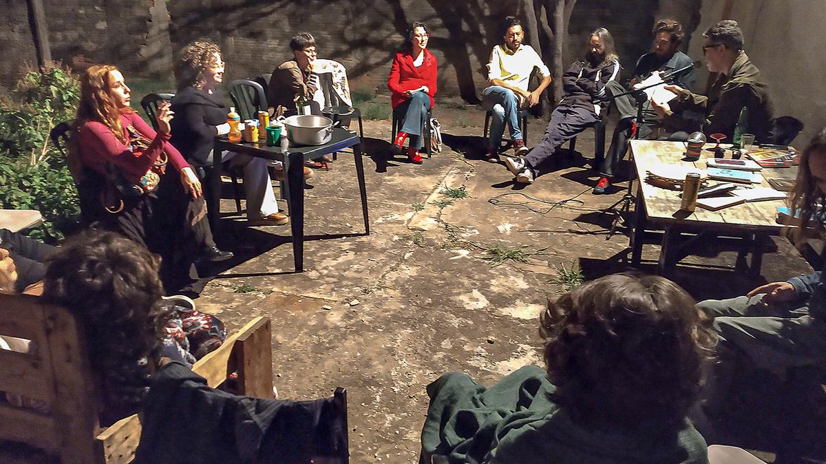 Integrantes do Movimento Literário Bambu em reunião que antecedeu o sarau: a proposta é movimentar a cena literária local, recebendo também escritores da região (Samuel Menezes)