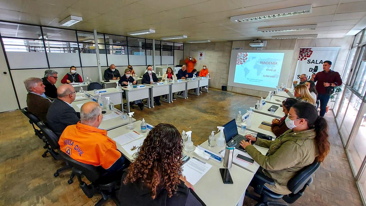 O prefeito Dário Saadi (de costas, à esquerda) comanda a última reunião do Comitê Municipal de Enfrentamento da Pandemia de Infecção Humana pelo novo Coronavírus (Divulgação)