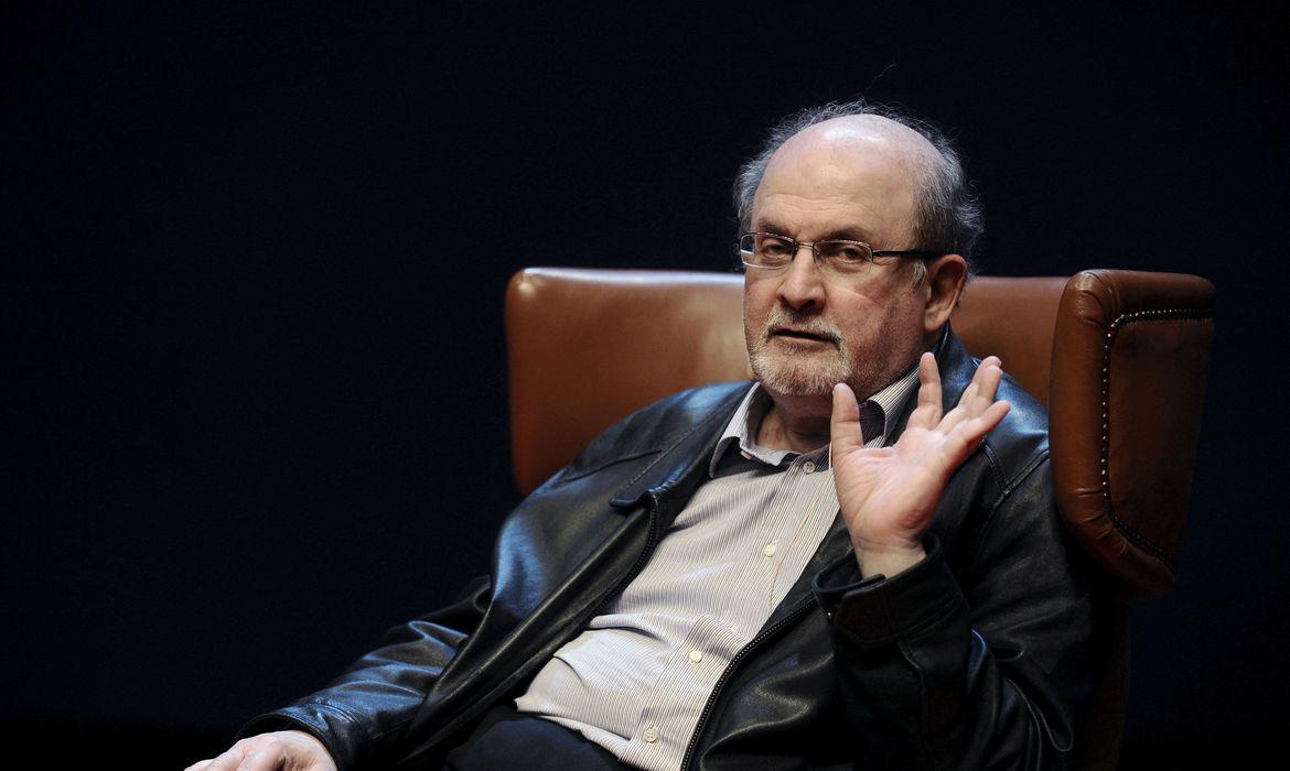 Rushdie se tornou um inimigo público do Irã em 1988, quando sua obra Versos Satânicos foi proibida (Reuters/ Eloy Alonso)