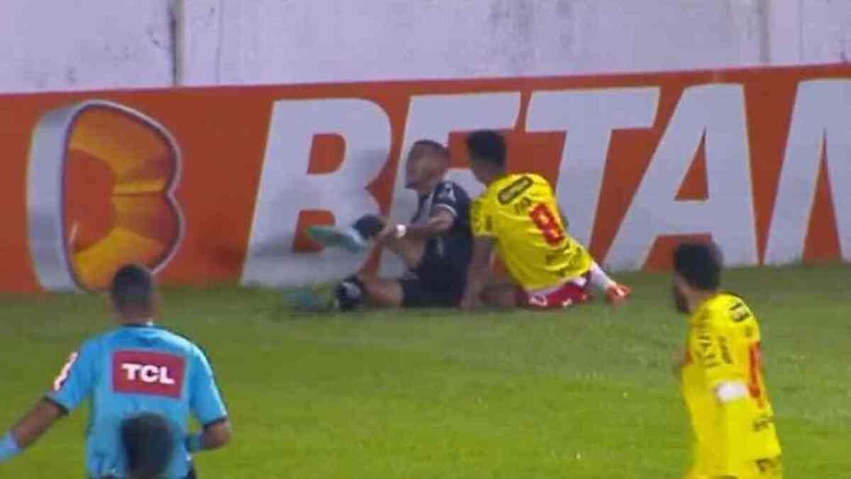 Imagem do momento que o meia-atacante da Ponte Preta sofre lesão (Reprodução/Twitter)