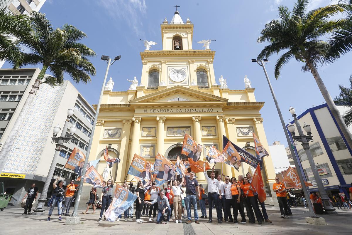 O candidato ao governo do Estado, Vinicius Poit (Novo), fez campanha em frente à Catedral (Gustavo Tilio)