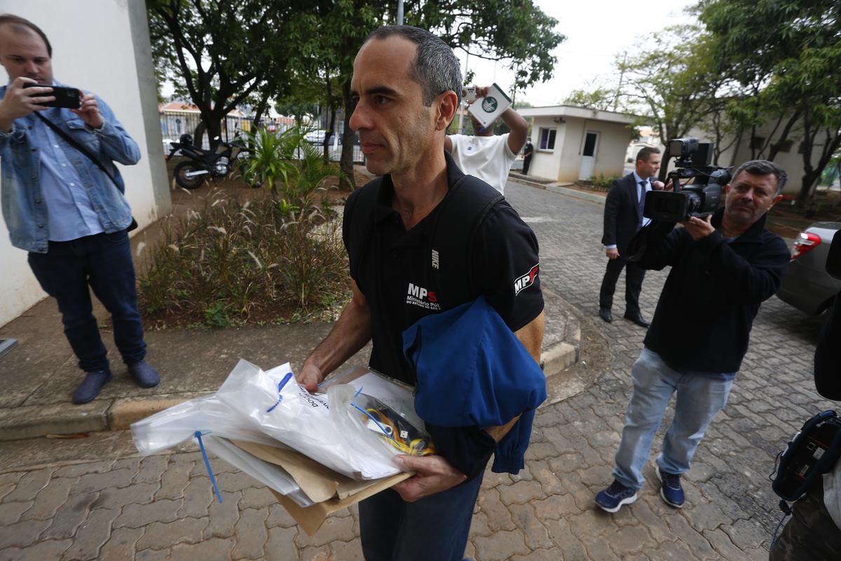 Agentes do MP e Gaeco recolhem documentos em cumprimento a mandado de busca e apreensão contra o presidente da Câmara, Zé Carlos (Gustavo Tilio)