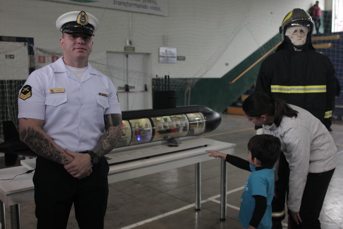 A oficial da Marinha Helga Campos levou o filho de 3 nos para ver a maquete do submarino nuclear brasileiro (Kamá Ribeiro)