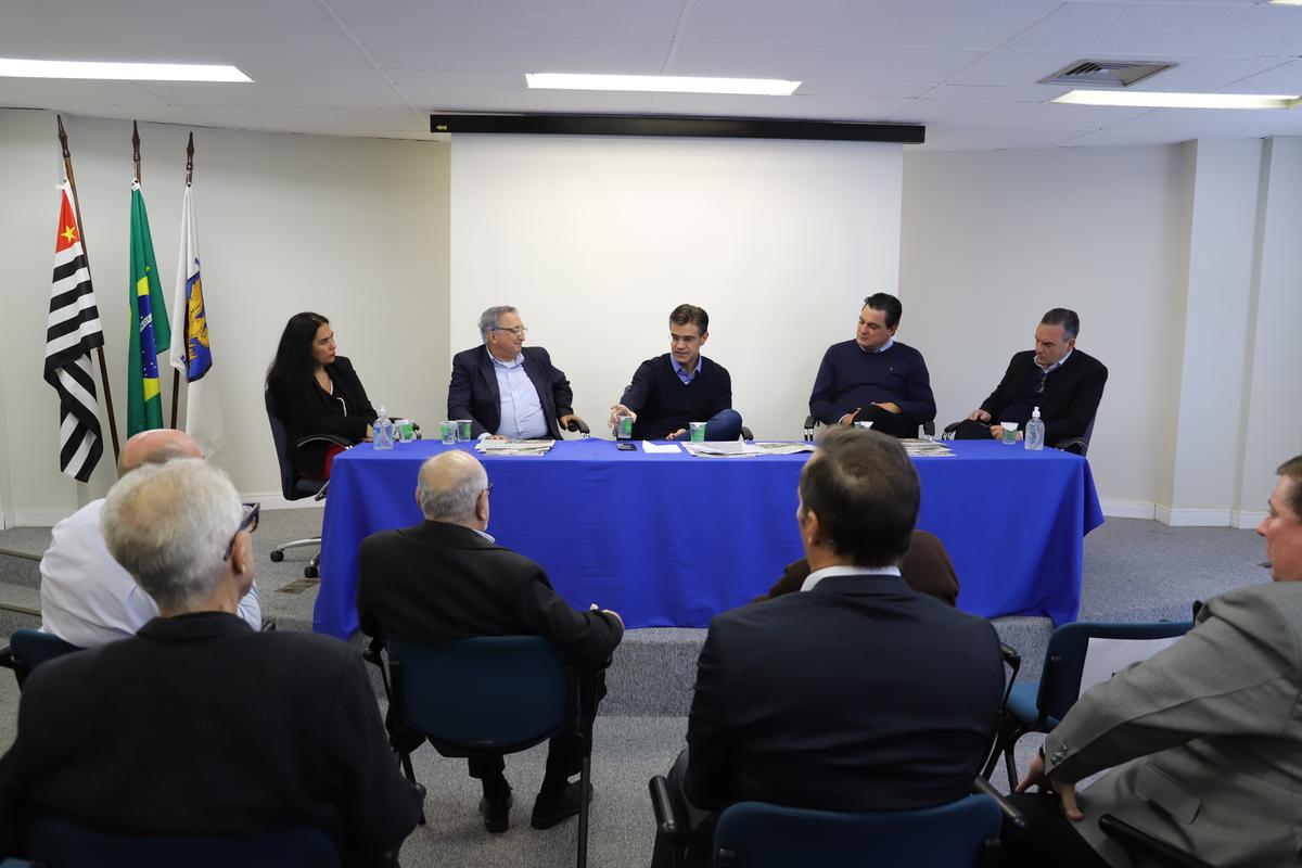 O governador Rodrigo Garcia, candidato do PSDB ao Palácio dos Bandeirantes, participa de entrevista e sabatina com empresários no auditório do Correio Popular (Dominique Torquato)