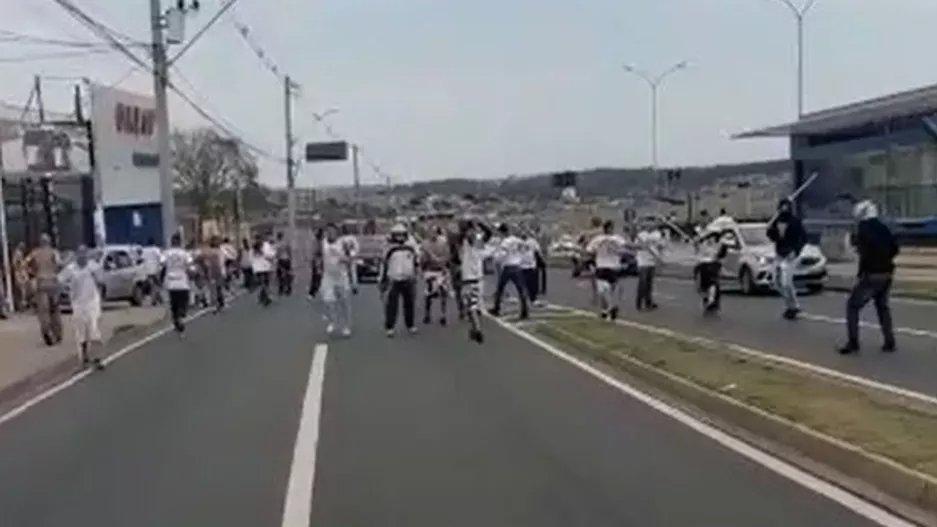 Em imagens que circulam nas redes sociais é possível ver os envolvidos atravessando a avenida com pedaços de pau, rojões e pedras (Reprodução/ Twitter)