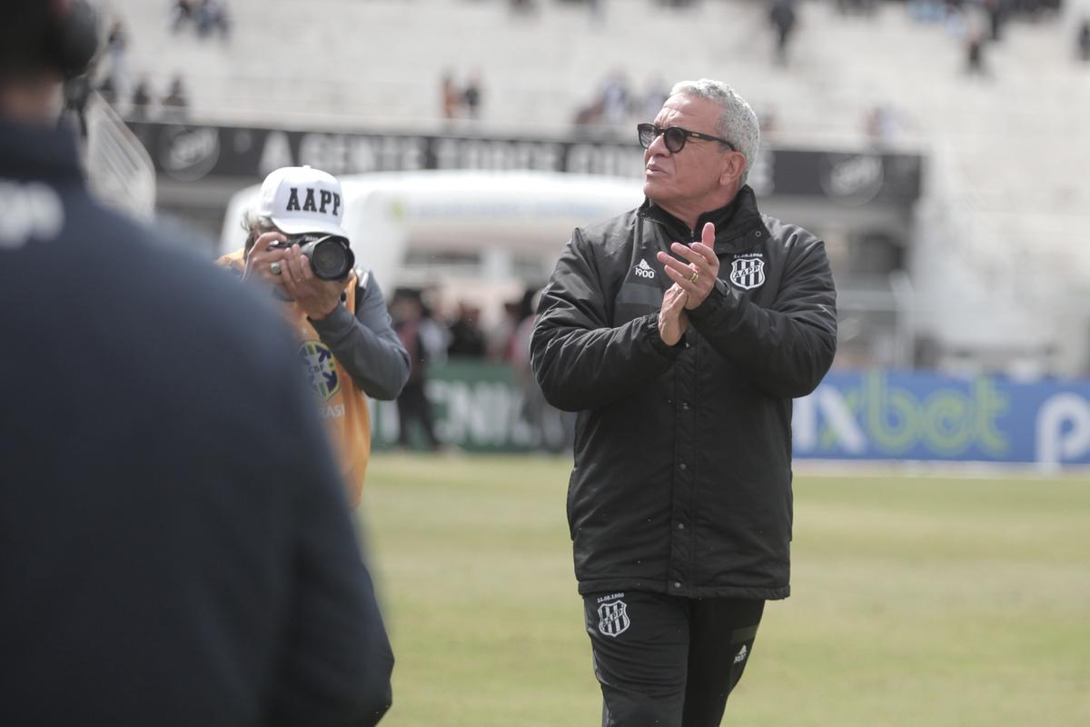 Para Hélio dos Anjos, o apoio da torcida é fundamental para a conquista de vitórias na competição (Kamá Ribeiro)