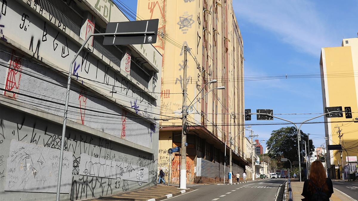 Fechados há anos e com sinais de abandono, prédios na Avenida Irmã Serafina são exemplo de imóveis que podem ter a ocupação estimulada pela Prefeitura (Dominique Torquato)
