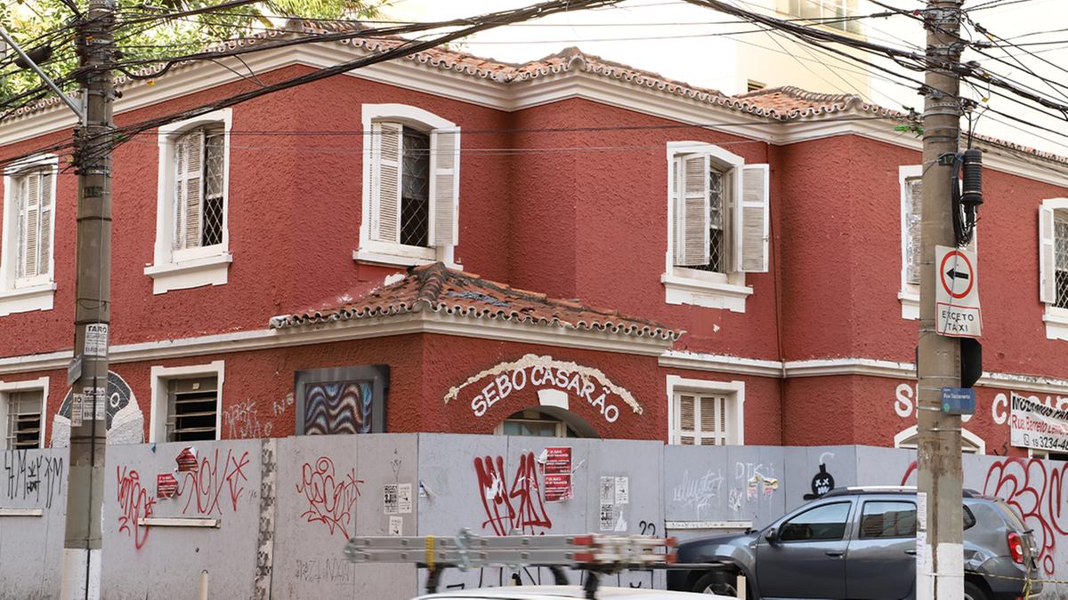 Antigo casarão desocupado nas esquinas das ruas Sacramento e Barreto Leme, no Centro de Campinas: Prefeitura quer incentivar proprietários a realizar reformas, inclusive com ampliação de áreas (Dominique Toquarto)
