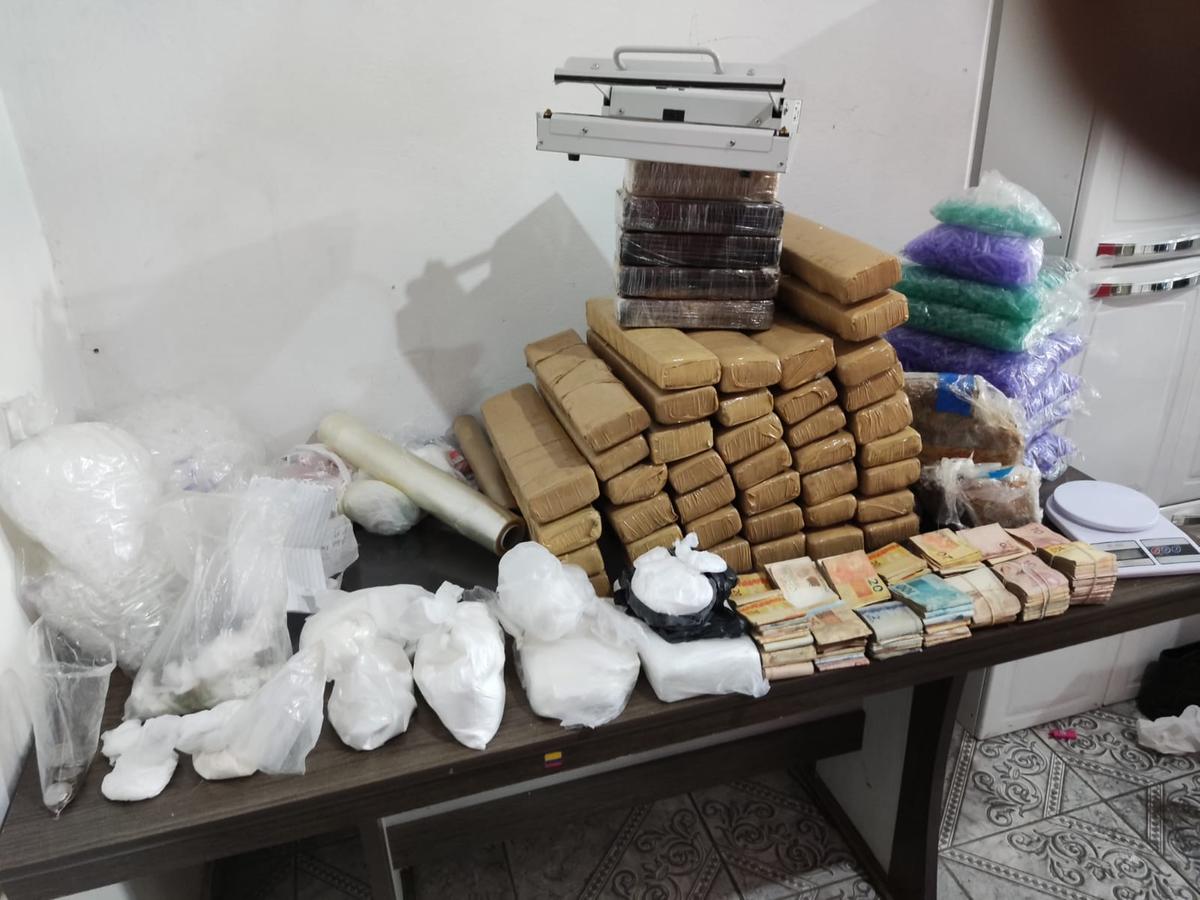A Guarda Municipal apreendeu drogas, dinheiro e dois carros (Divulgação)
