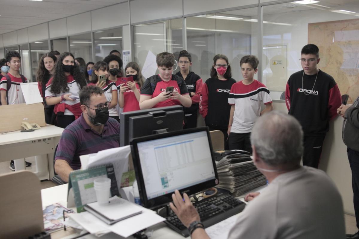 Com entusiasmo e atenção, os alunos da Oficina do Estudante conheceram o processo de produção do jornal (Kamá Ribeiro)
