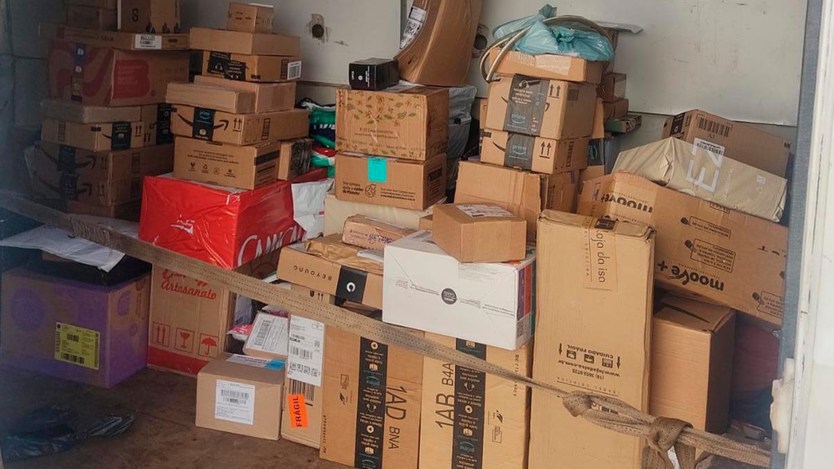 Mercadorias apreendidas dentro do veículo onde as criminosas estavam quando foram abordadas pela GM (Divulgação)