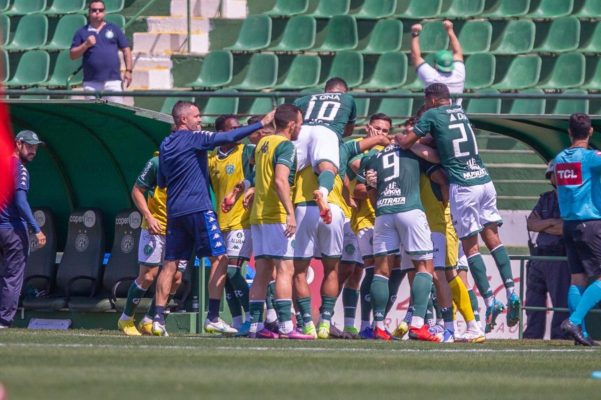Guarani comemora o gol de Yuri Jonathan, o primeiro do jogo contra o Tombense, no Brinco de Ouro (Thomaz Marostegan/Guarani FC)