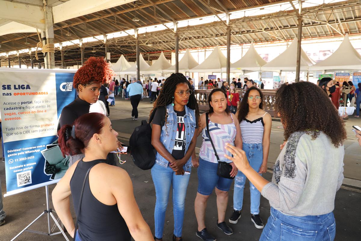 Jovens acompanham informações passadas por uma das expositoras (Dominique Torquato)