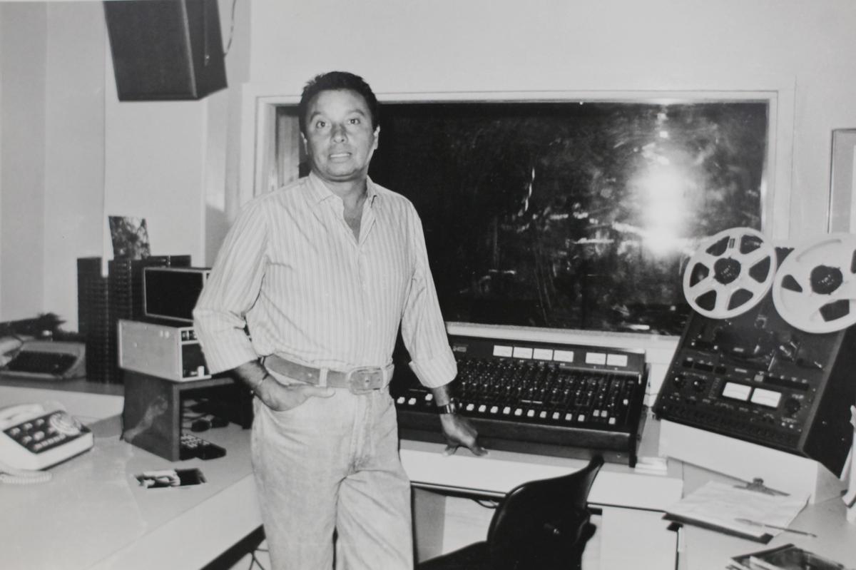 Almir Reis quando trabalhava na antiga Rádio Cultura, em 1994, onde comandava um programa de entrevistas no estilo de um talk show (Pesquisa William Ferreira)