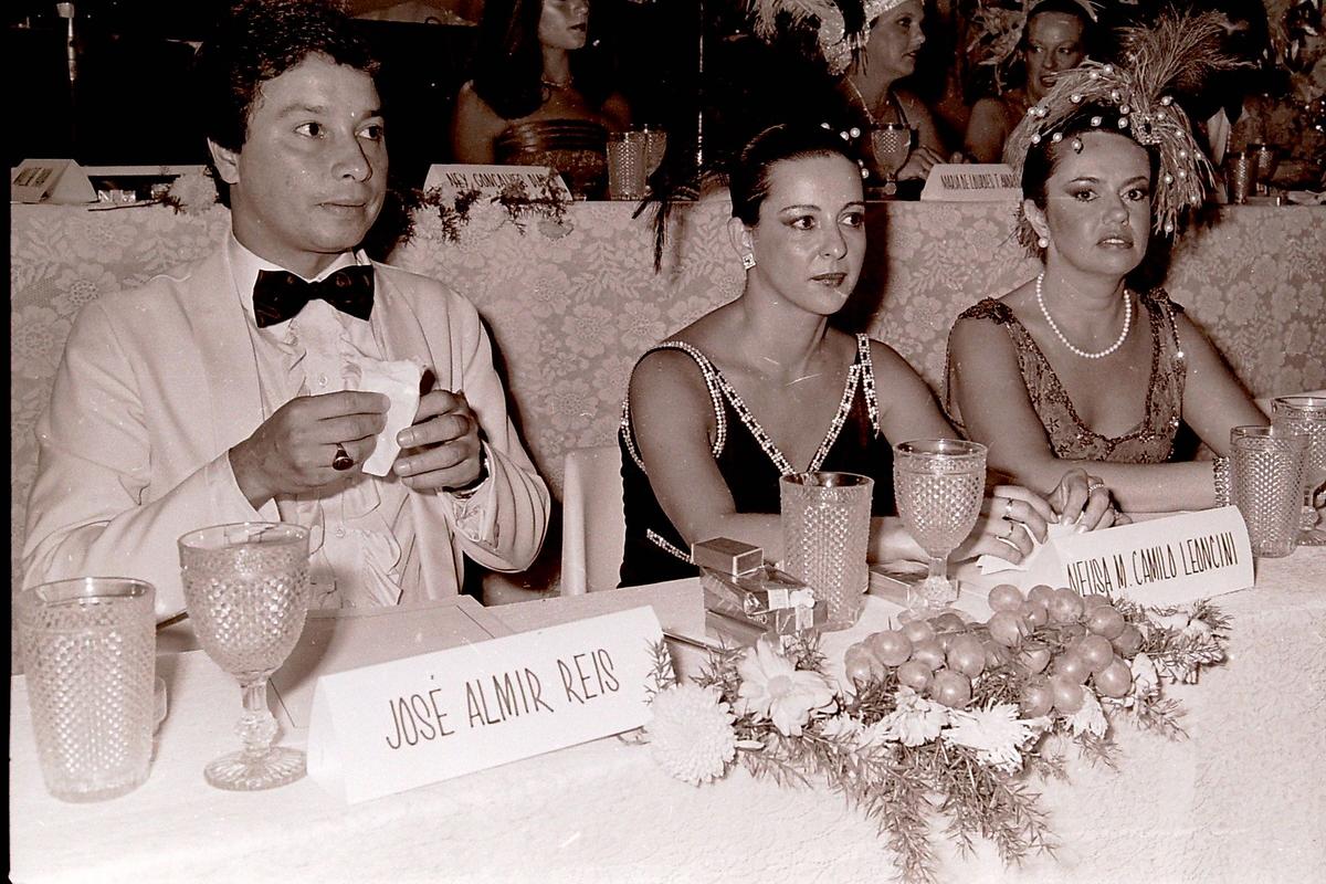 O escritor, poeta e colunista social, Almir Reis, participa como jurado de um baile de gala no clube Círculo Militar de Campinas, em um período em que viveu o auge do colunismo social da sociedade campineira (Pesquisa Wiliam Ferreira)