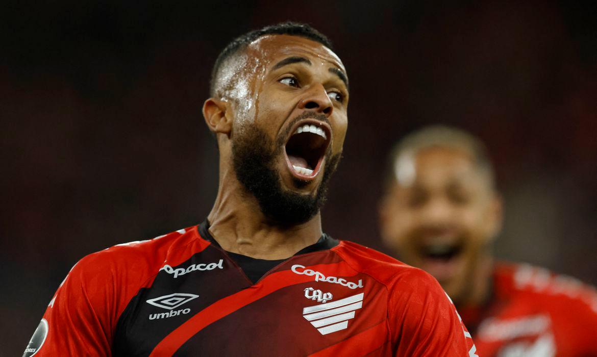 Furacão termina com um a menos e segura pressão alviverde no 2º tempo (Reuters/ Rodolfo Buhrer)