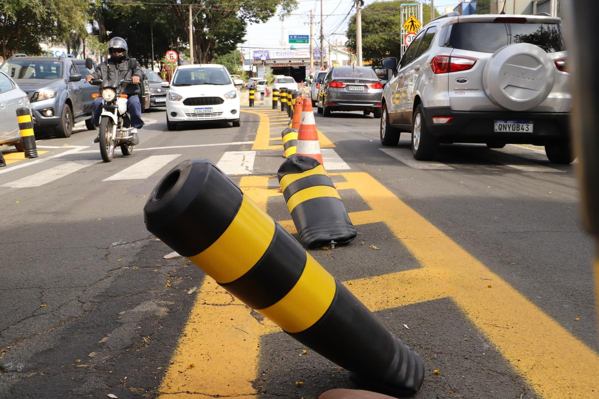 Balizadores de trânsito destruídos na Rua Delfino Cintra, no trecho entre as avenidas Barão de Itapura e Andrade Neves: motoristas não estão se adaptando à nova orientação (Dominique Torque)