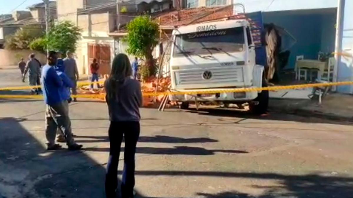 O acidente foi registrado por câmeras de segurança da rua e mostraram o momento em que o caminhão atingiu os imóveis (Rubinho Queiroz/TVSOL)