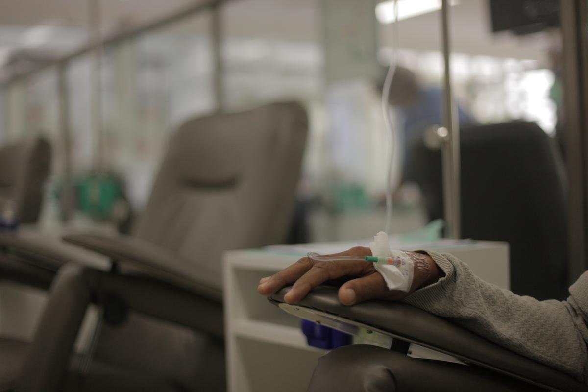 Paciente oncológica durante tratamento em clínica de Campinas: Santa Casa aguarda autorização do Estado para implantar centro de alta complexidade na área (Kamá Ribeiro)