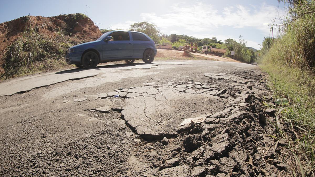 Estrada Municipal Dona Isabel Fragoso Ferrão (CAM 127), que liga o distrito de Joaquim Egídio à Rodovia D. Pedro I: via está em péssimo estado (Kamá Ribeiro)