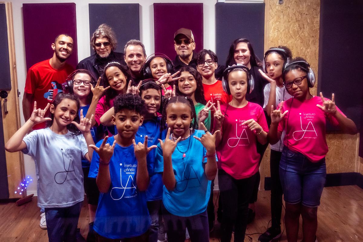 Os 12 integrantes do Coro Infantil do Instituto Anelo posaram com seus professores e com os músicos da banda Titãs: novo capítulo da parceria (Marlon_Rissatto)