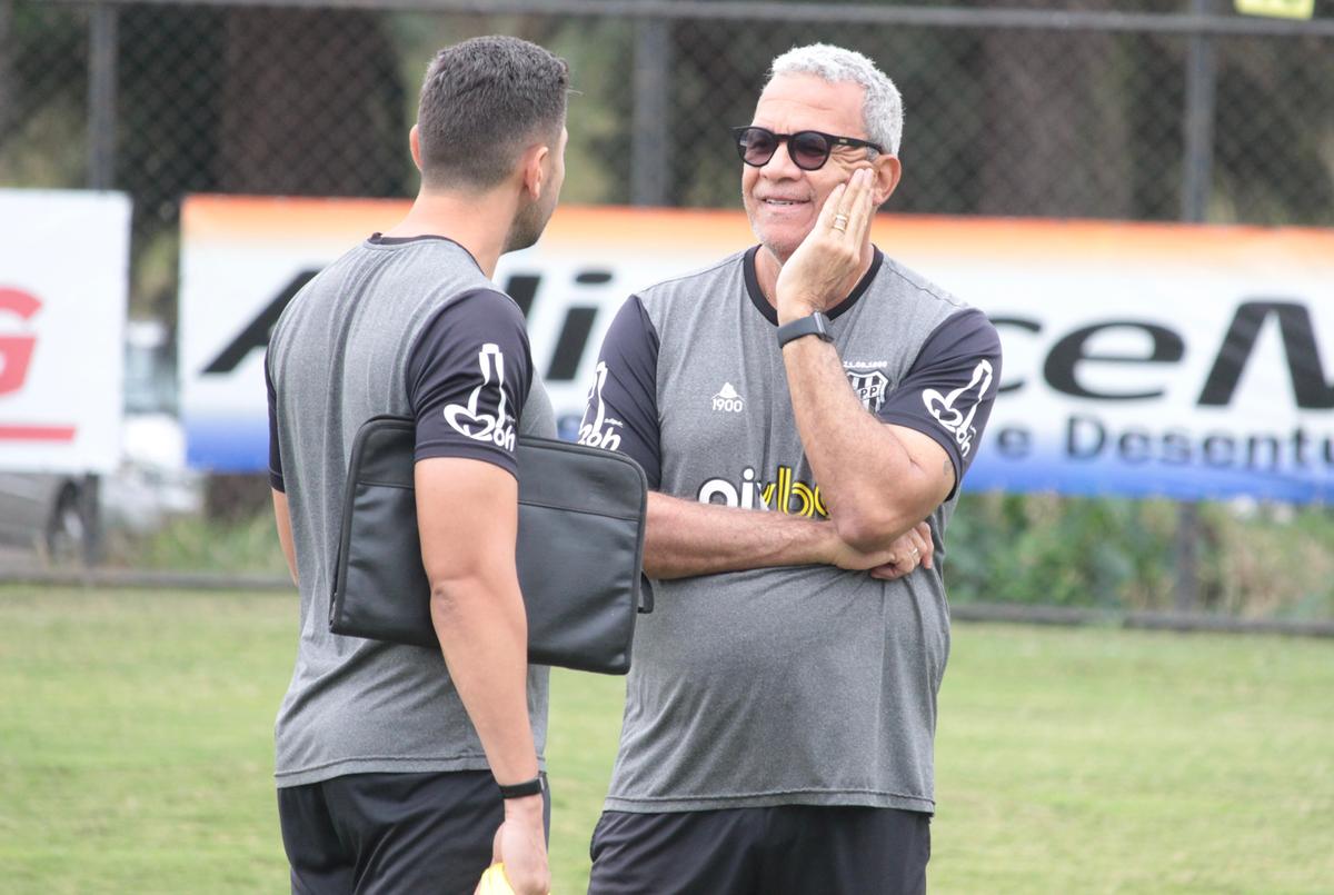 Hélio dos Anjos conversa com seu filho e auxiliar técnico, Guilherme dos Anjos, sobre a partida contra a Chapecoense (Diego Almeida/PontePress)
