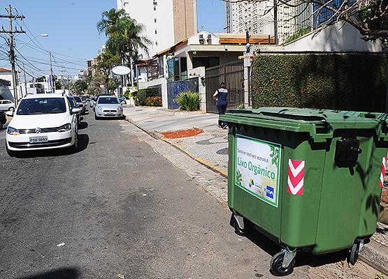 "“População empenhar-se em manter as bocas de lobo, galerias pluviais e leito dos rios livres de lixo e entulho descartados irregularmente, pois eles dificultam ou impedem o escoamento da água, agravando o risco de alagamento”" (Arquivo PMC)