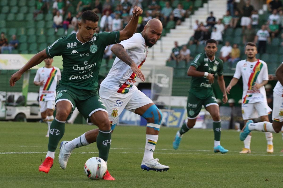 O atacante Yuri Jonathan é esperança de gols do Guarani, atleta soma duas bolas na rede nesta Série B (Thomaz Marostegan / Guarani FC)