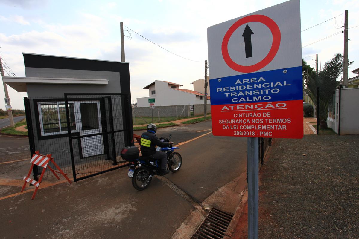Placa informa que se trata de um cinturão de segurança no loteamento residencial Terras do Barão, no distrito de Barão Geraldo: 23 outros pediram autorização para fazer omesmo à Prefeitura (Rodrigo Zanotto)