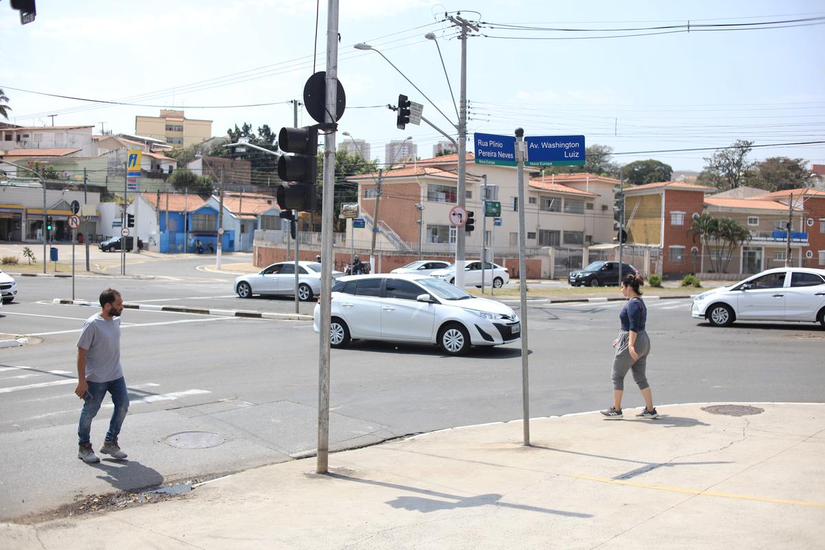 Cruzamento das avenidas Celso Silveira Rezende e Washington Luiz, na região do Jd. Oliveiras, onde os bandidos renderam um casal no automóvel (Kamá Ribeiro)