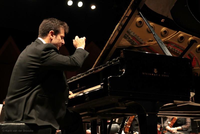 O pianista solista Cristian Budu se junta à OSMC neste fim de semana para duas apresentações especiais no Teatro Castro Mendes (Divulgação)