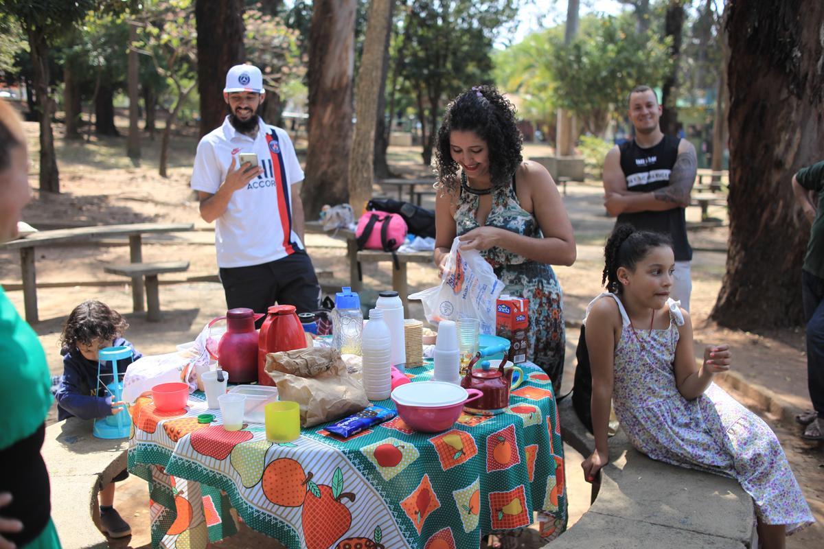 A diarista Eliene Moraes aproveitou o calor e curtiu com a família em um tradicional piquenique, com bolos, sucos, café e biscoitos , na Lagoa do Taquaral, (Kamá Ribeiro)