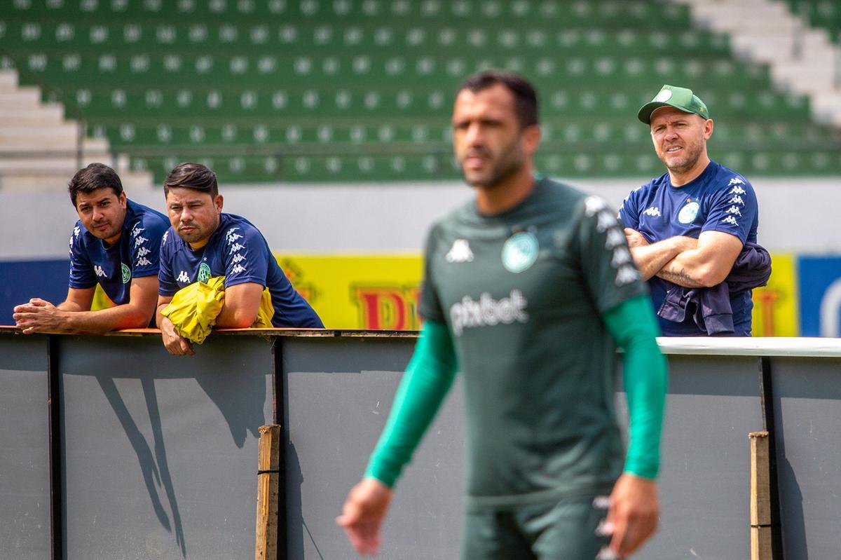 Técnico Mozart Santos mantém mistério sobre o time e não confirma Júlio Cesar no início da partida (Thomaz Marostegan/Guarani FC)