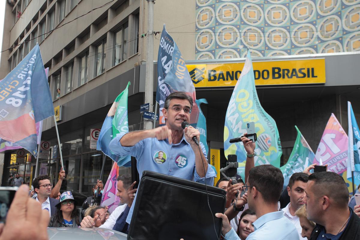 Governador do Estado e candidato ao mesmo cargo, Rodrigo Garcia (PSDB) caminhou pela Rua 13 de Maio com apoiadores e visitou o comércio (Rodrigo Zanotto)
