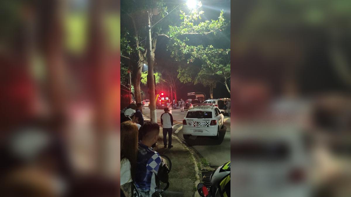 Movimento de policiais militares, viaturas e da unidade de resgate no local onde o adolescente foi atingido (Divulgação)