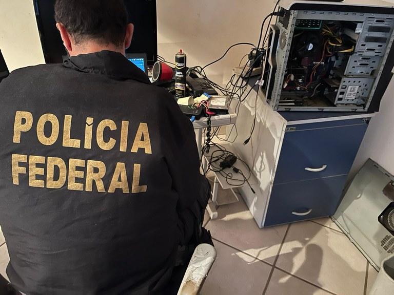 Foram apreendidos dispositivos eletrônicos (celulares e HDs) (Divulgação)