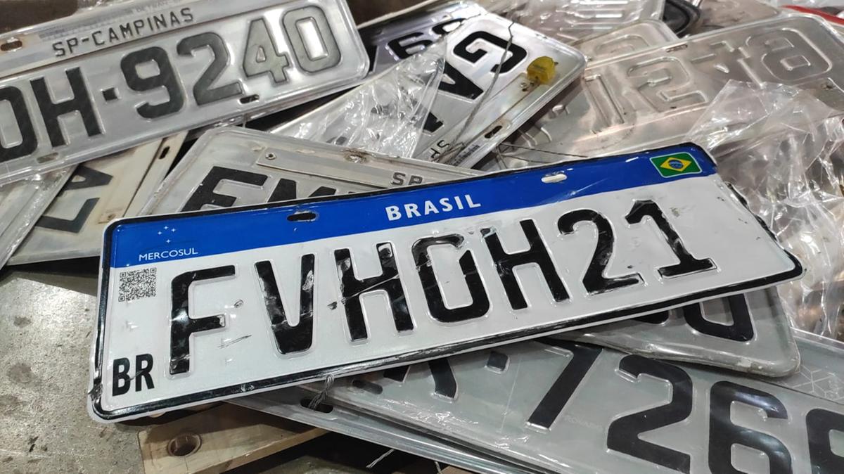 Sessenta placas de veículos são flagradas em sucata (Divulgação)
