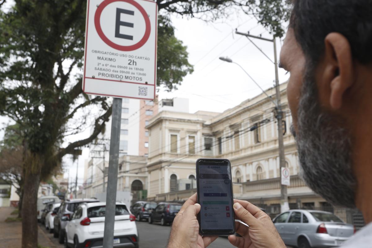 O motorista de aplicativo Osmar Gomes Vasconcelos reclama dos valores mínimos para a compra de créditos da Zona Azul Digital: "absurdo" (Gustavo Tilio)