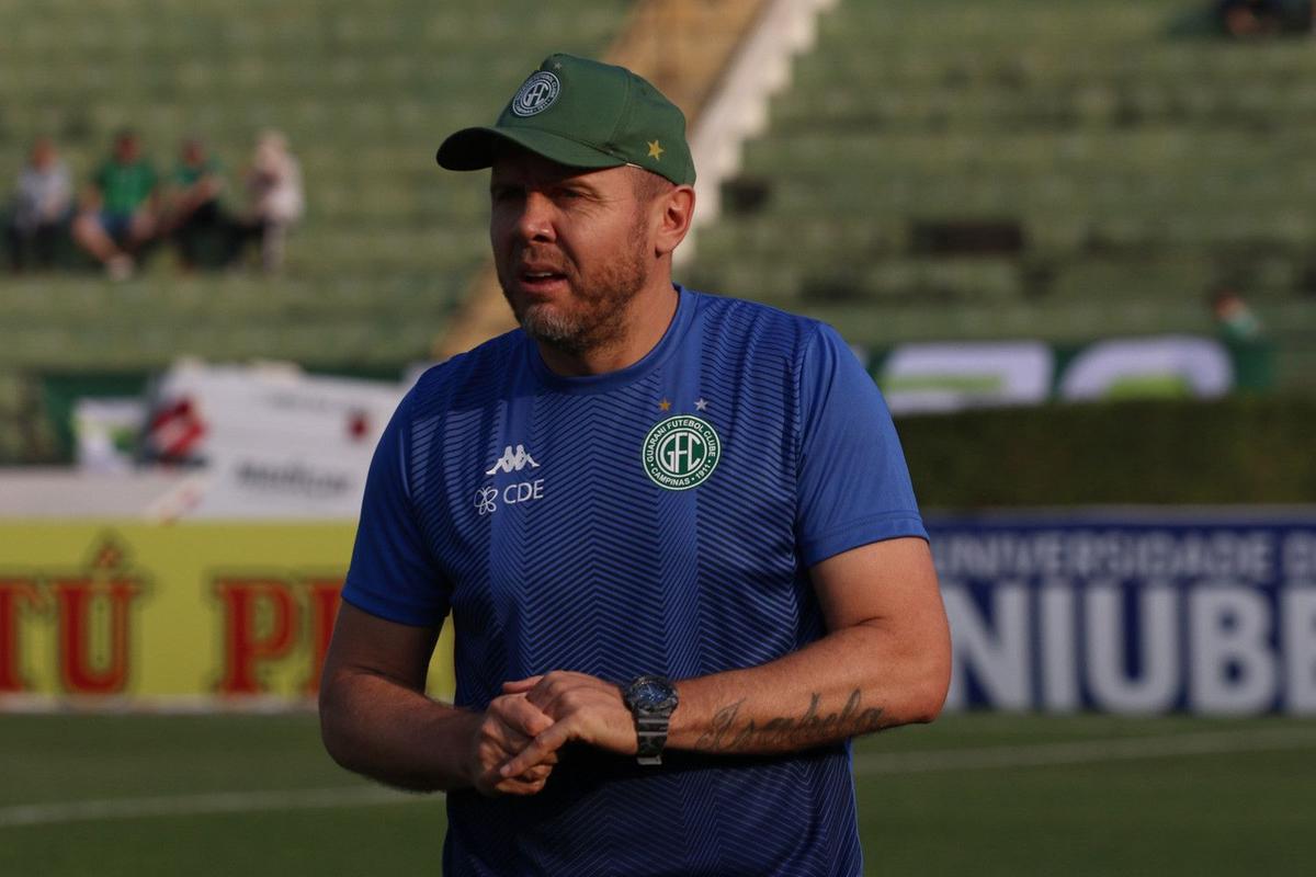 Mozart Santos chegou ao Brinco de Ouro da Princesa com a missão de salvar a equipe de um possível rebaixamento à Série C (Thomaz Marostegan/Guarani FC)