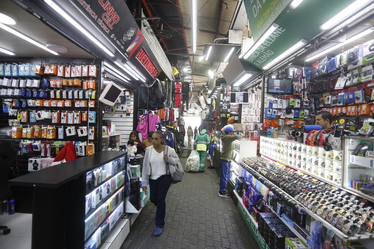 Bancas de camelôs instaladas no Terminal Central de Campinas: comerciantes terão de desocupar o local quando o shopping popular, para onde serão transferidos, estiver concluído (Gustavo Tilio)