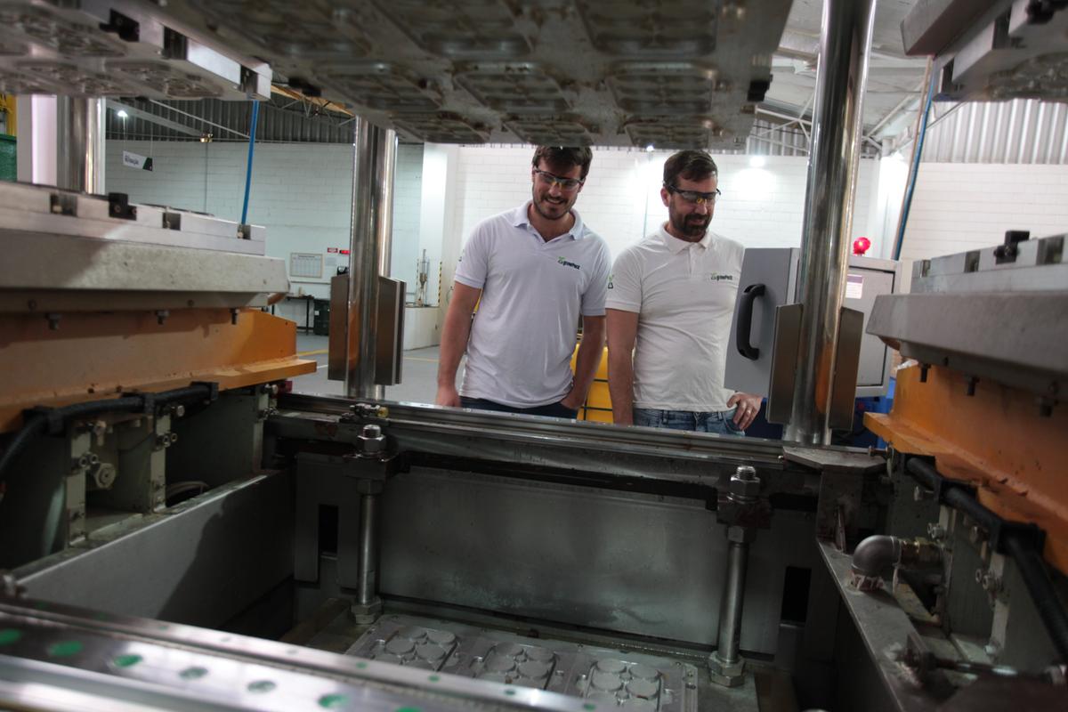 Exequiel Bunge e Anderson Silva mostram instalações da empresa growPack em Vinhedo, cuja produção de embalagens teve início há dois meses (Rodrigo Zanotto)