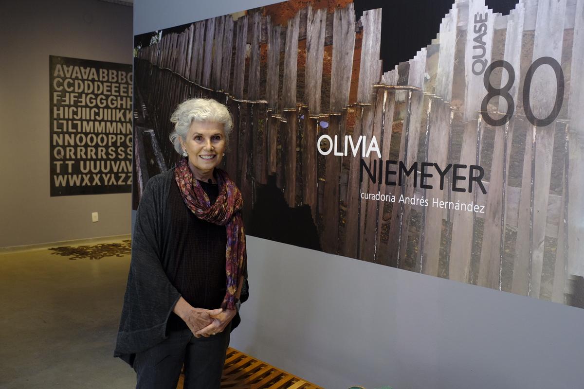 Olívia Niemeyer acompanhando a montagem da exposição “Quase 80” no Pavão Cultural: proposta para celebrar a vida através da arte (Isabela Senatore)