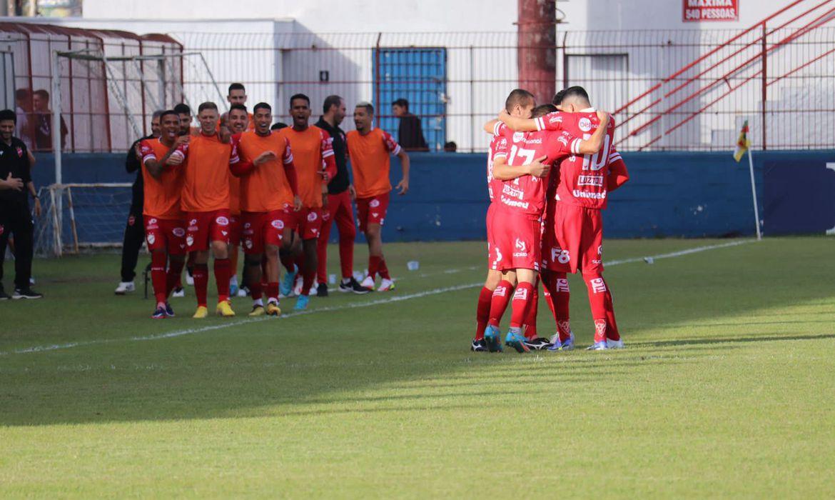 Vila Nova bate o Brusque e sai do Z4 da Série B depois de 21 jogos (Reprodução/ Twitter)